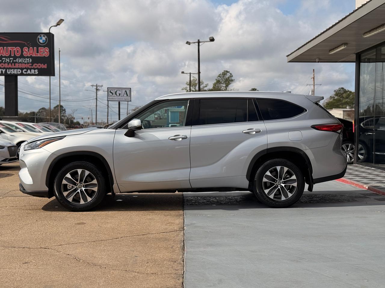 Toyota Highlander XLE FWD V6 2022