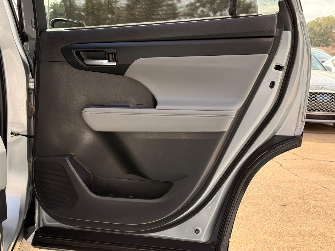 Toyota Highlander XLE FWD V6 2022