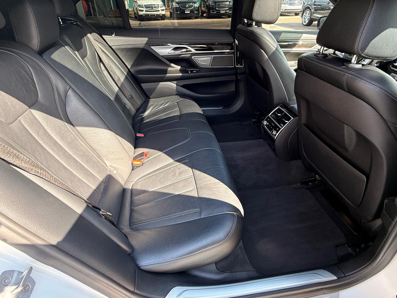 BMW 7-Series 740i 2019