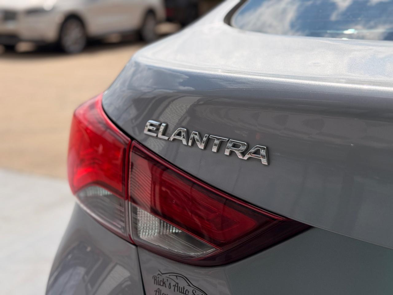 Hyundai Elantra SE 6AT 2015