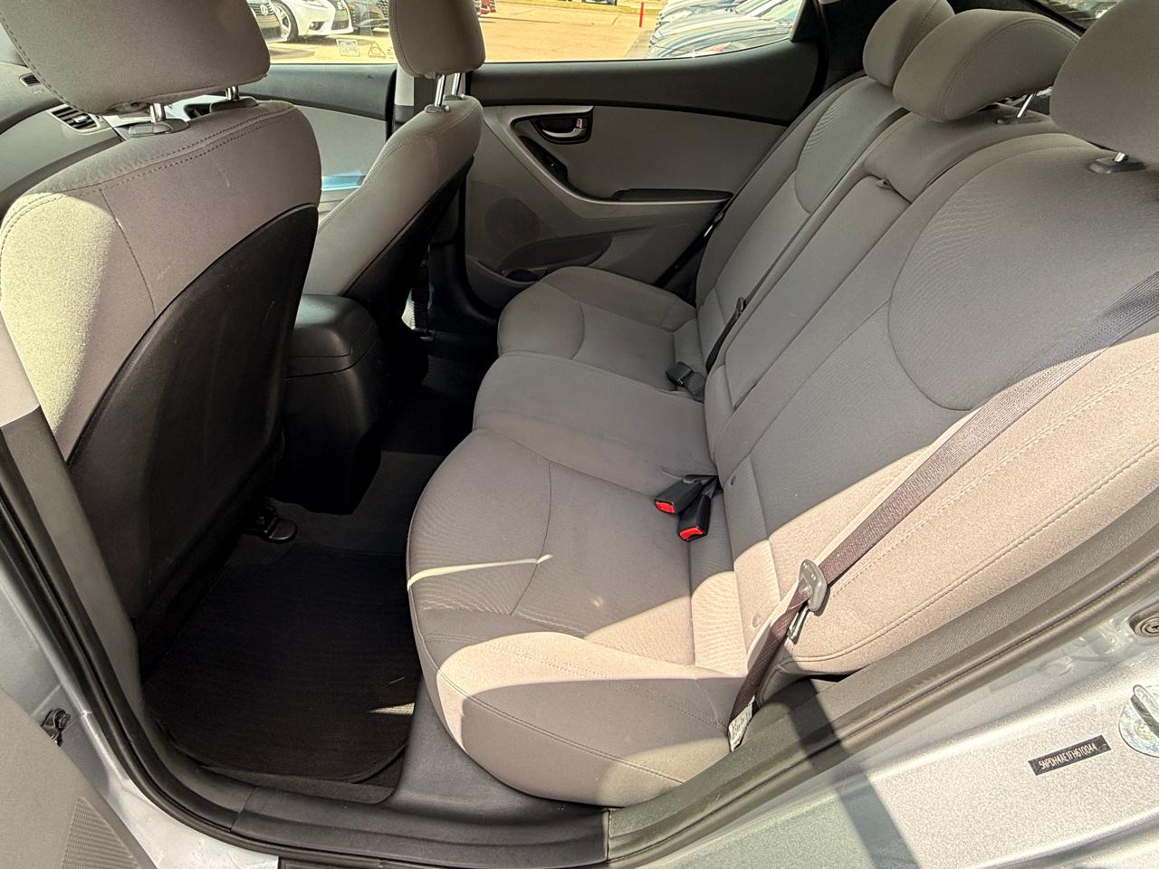 Hyundai Elantra SE 6AT 2015