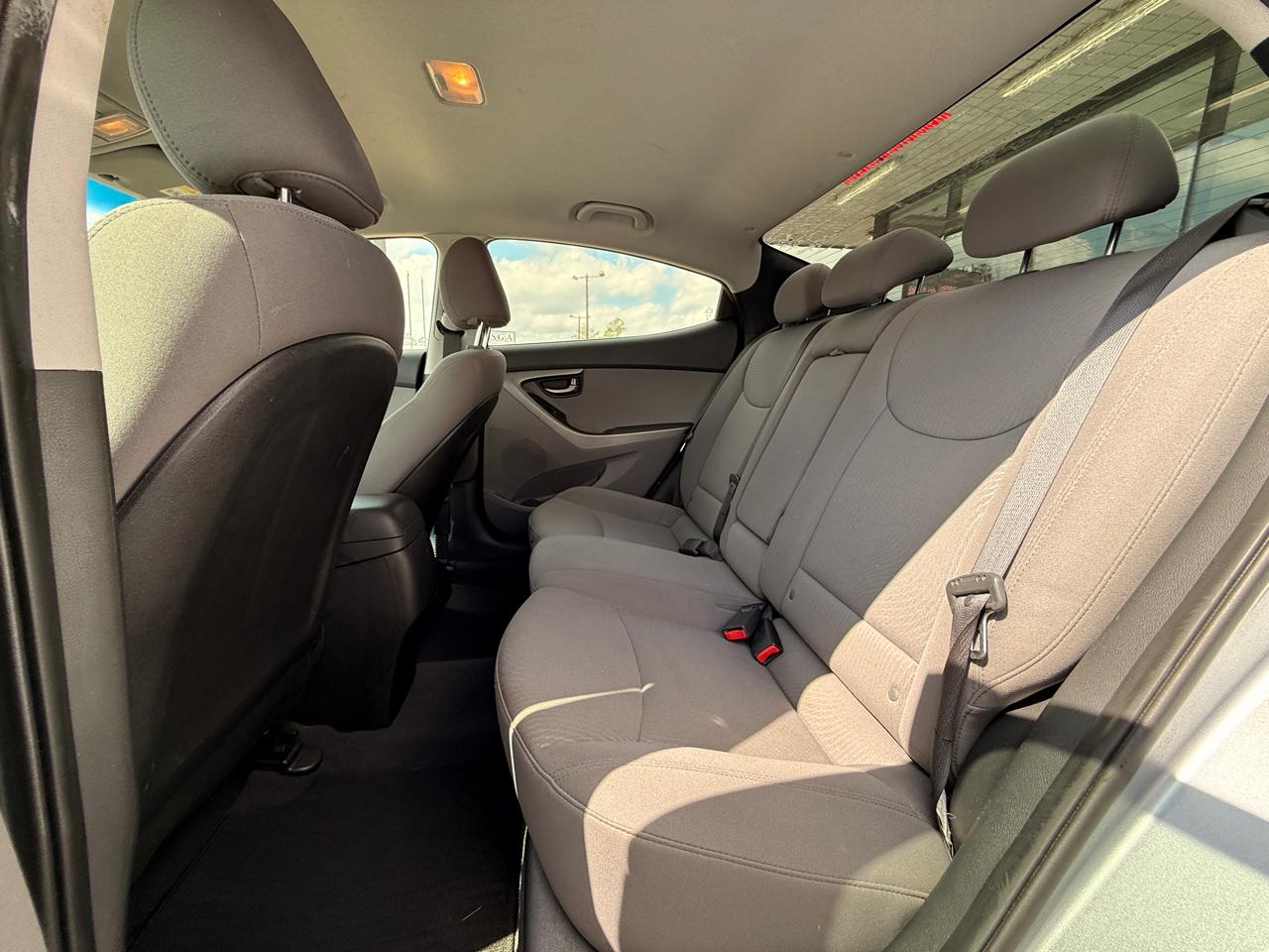 Hyundai Elantra SE 6AT 2015