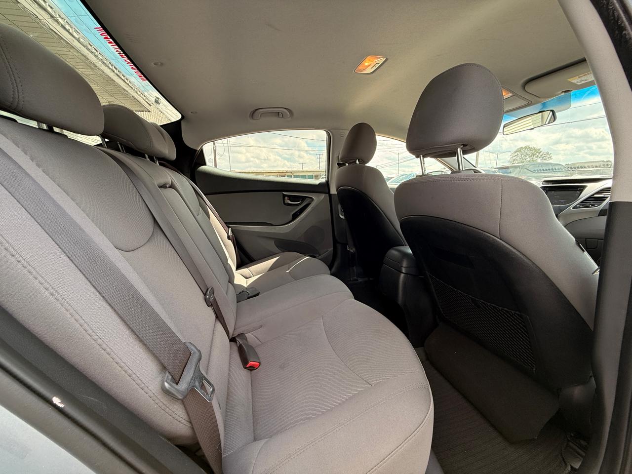 Hyundai Elantra SE 6AT 2015