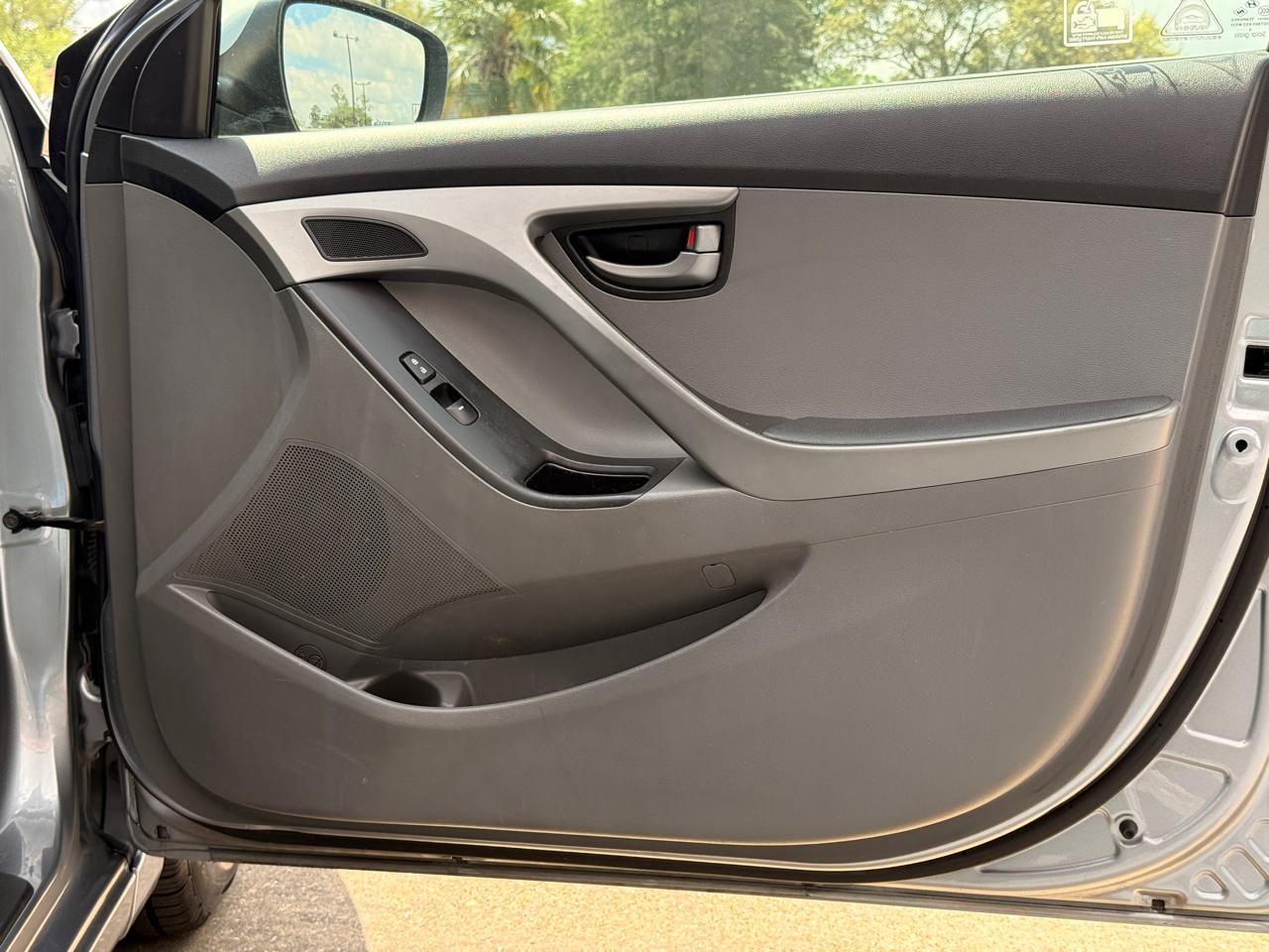 Hyundai Elantra SE 6AT 2015