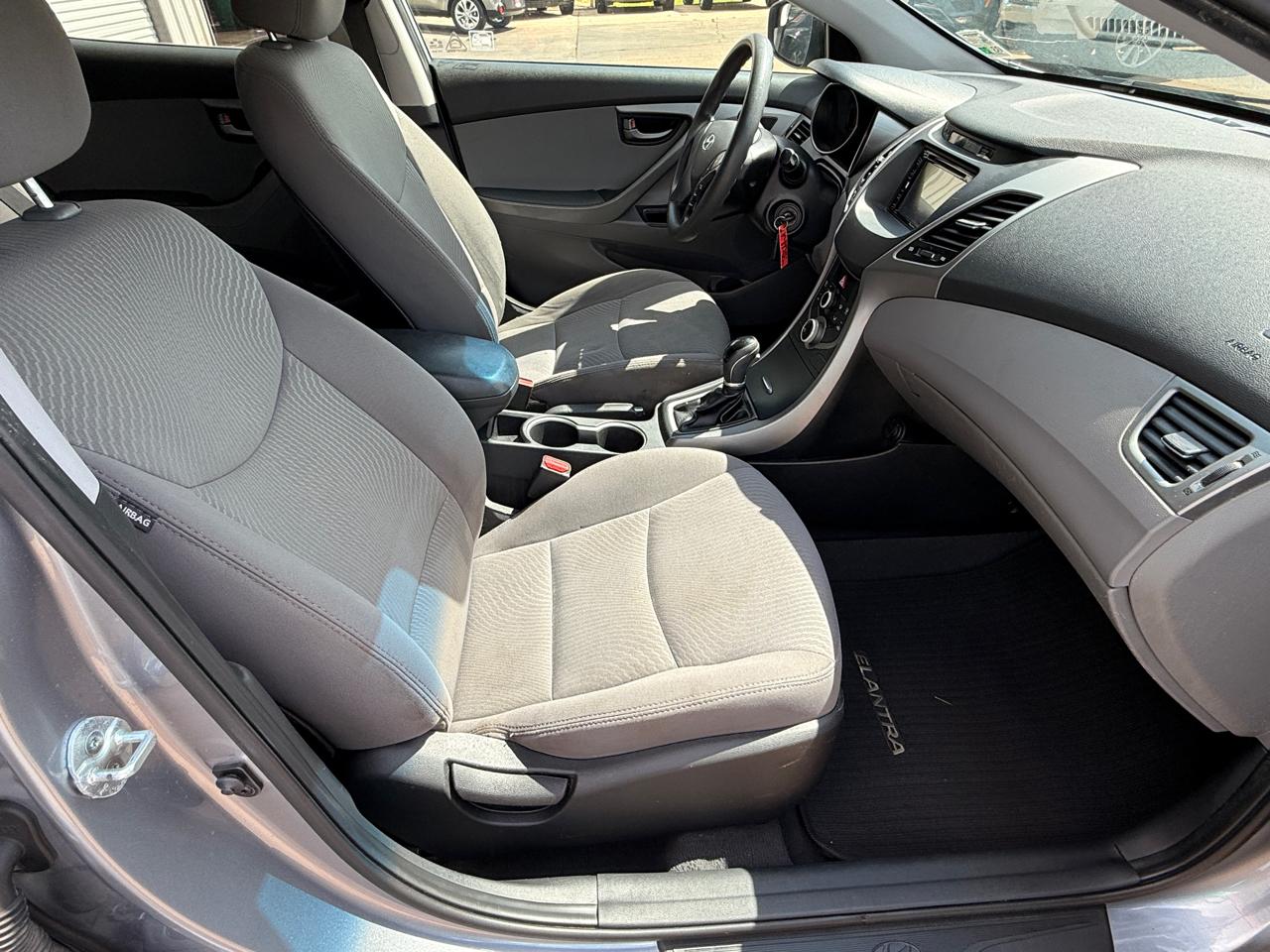 Hyundai Elantra SE 6AT 2015