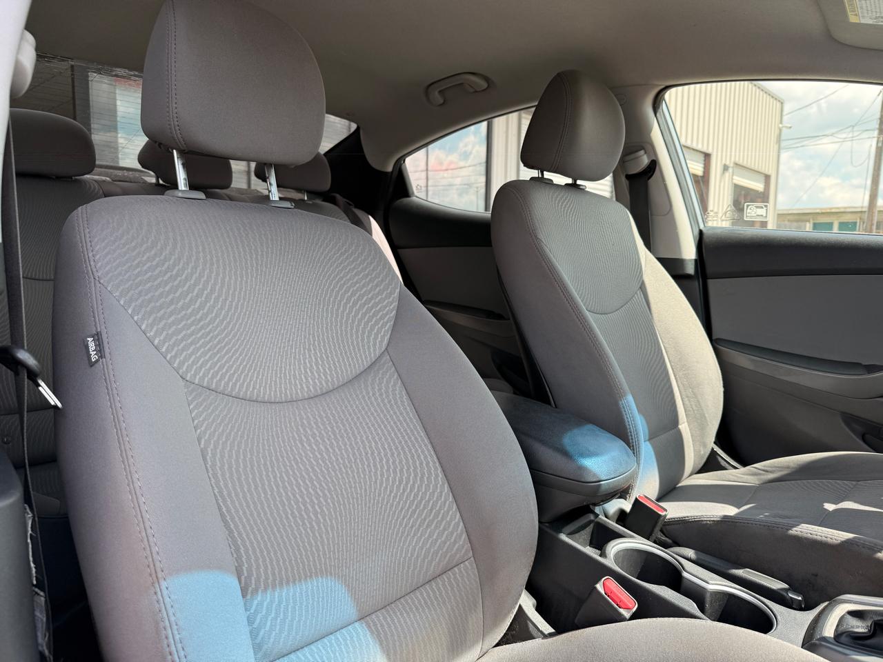 Hyundai Elantra SE 6AT 2015