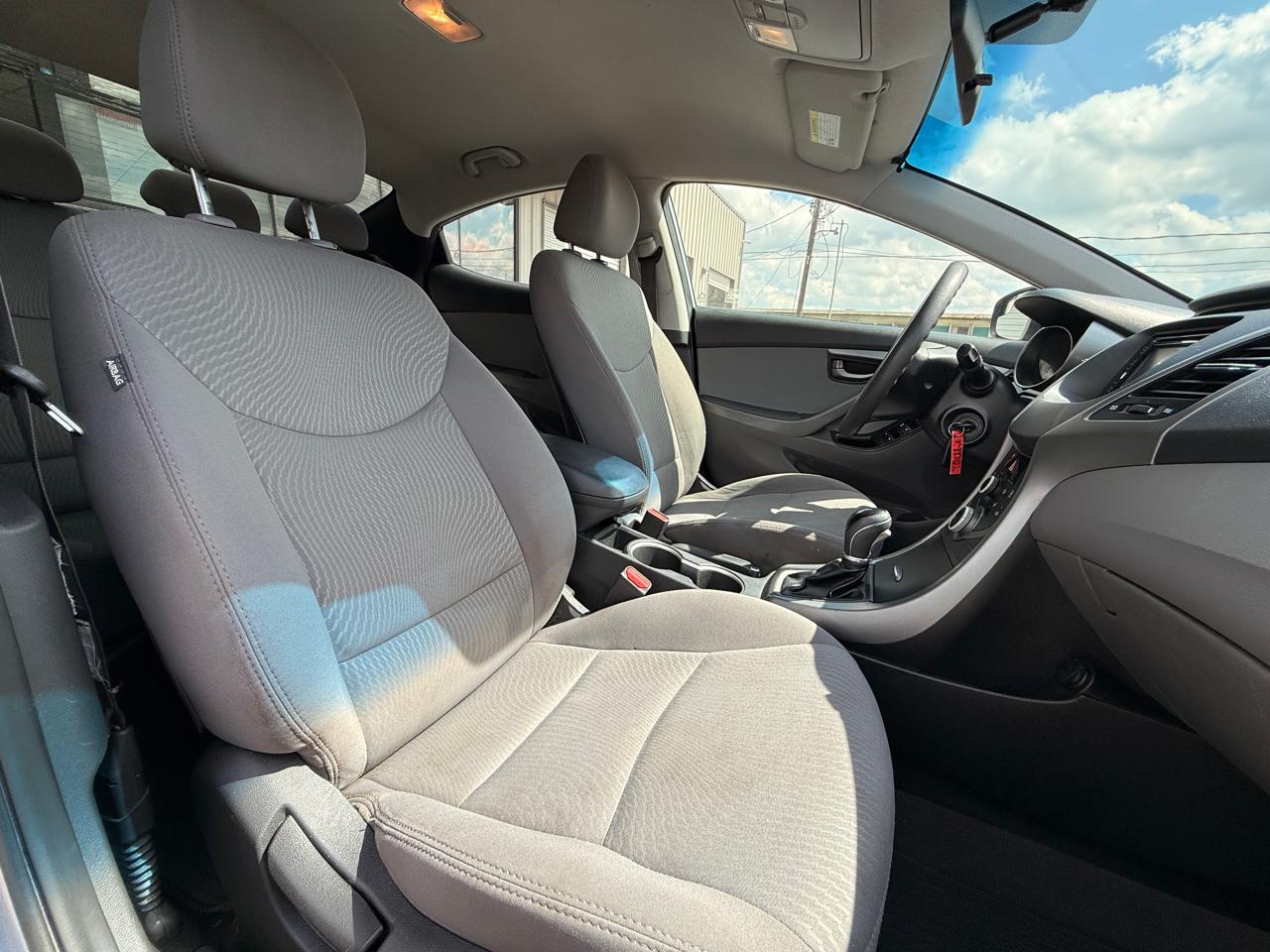 Hyundai Elantra SE 6AT 2015