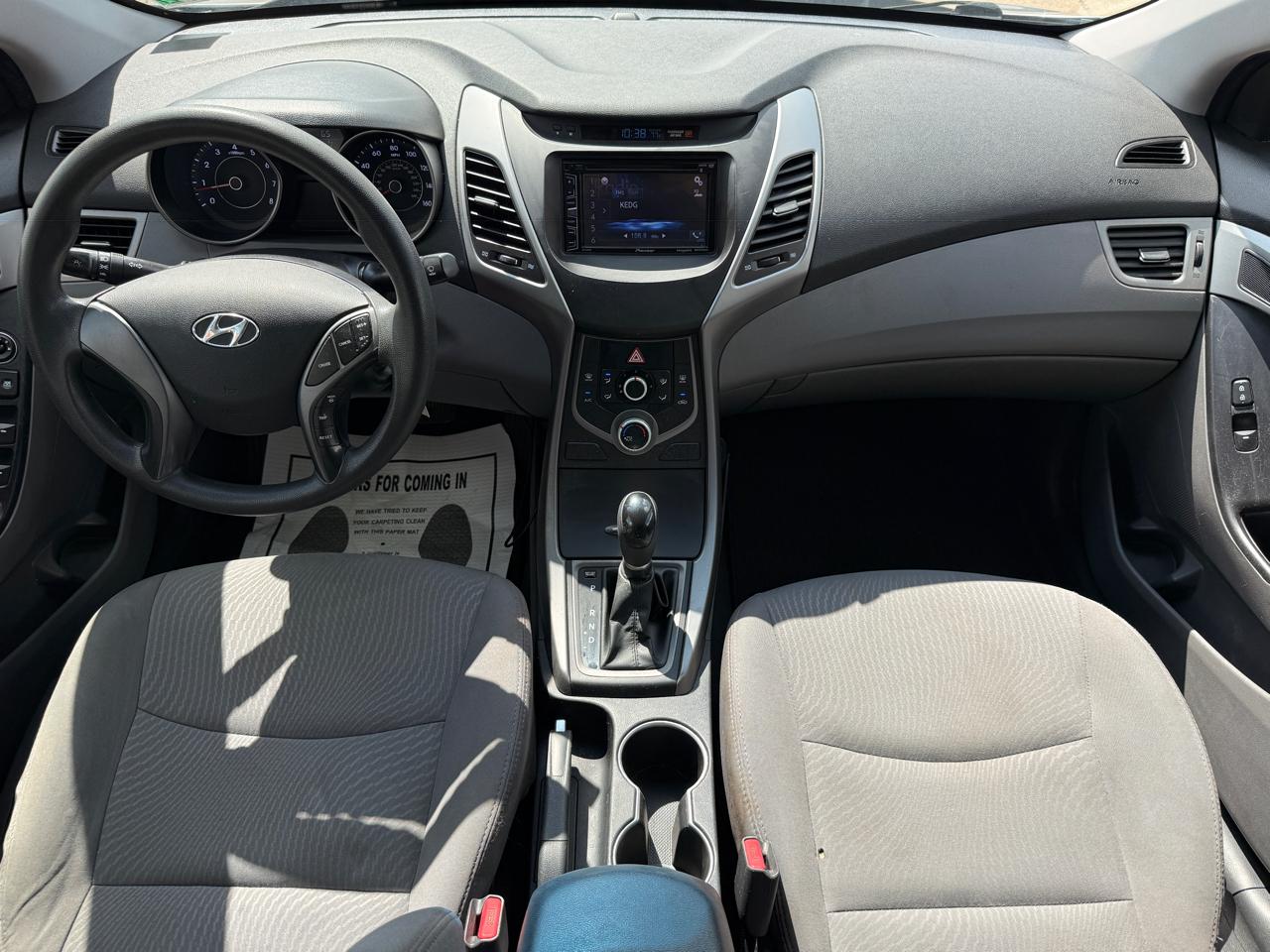 Hyundai Elantra SE 6AT 2015