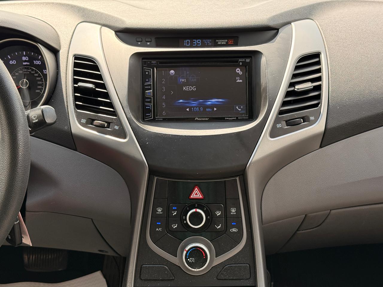 Hyundai Elantra SE 6AT 2015