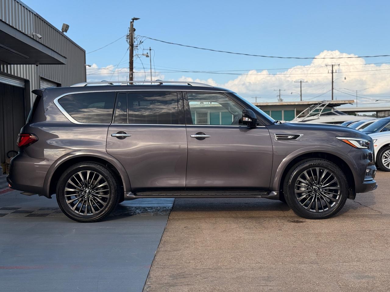 Infiniti QX80 LUXE 2022