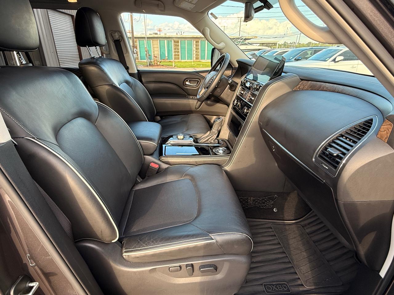 Infiniti QX80 LUXE 2022