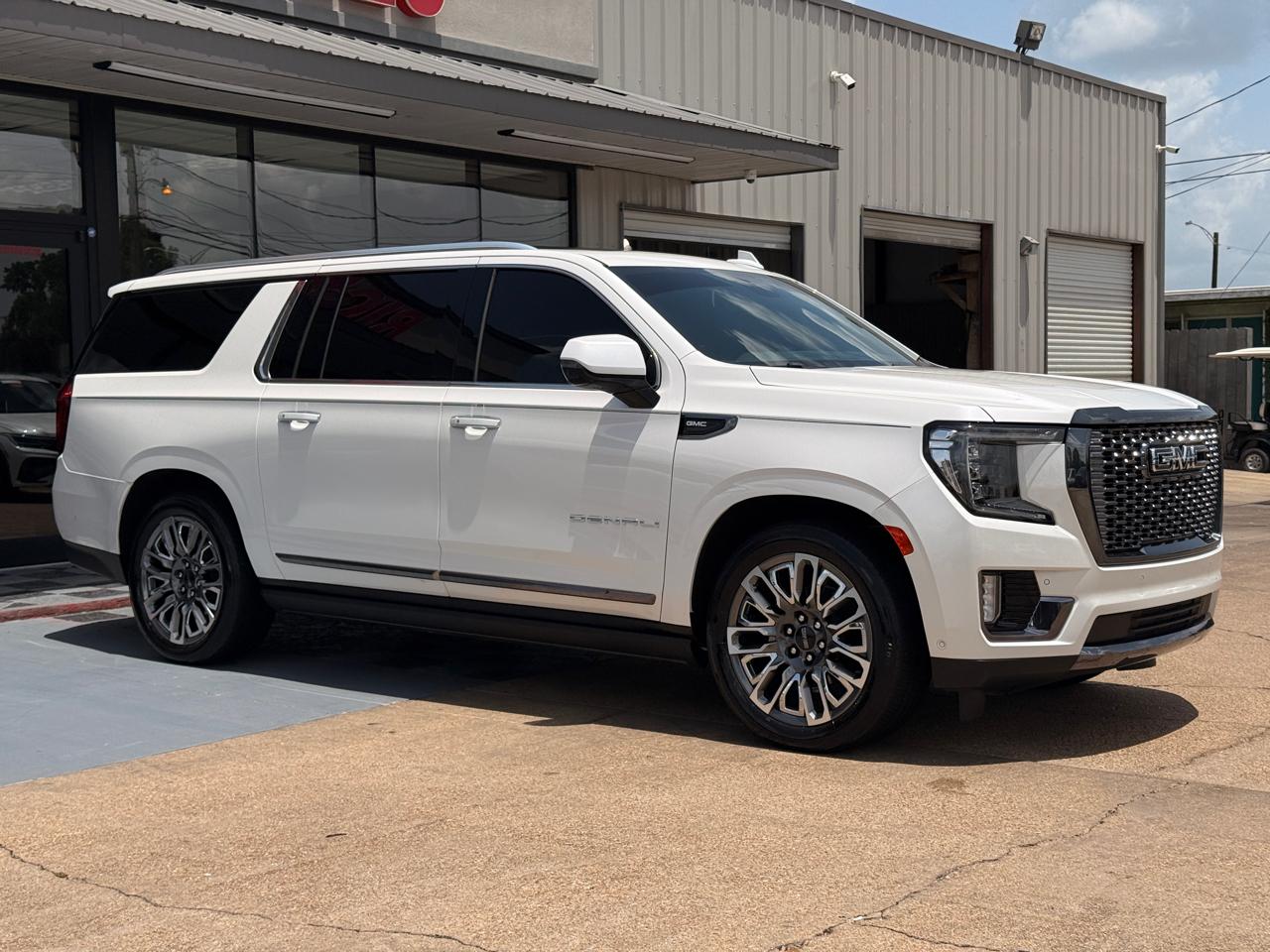 GMC Yukon XL Denali Ultimate 4WD 2024