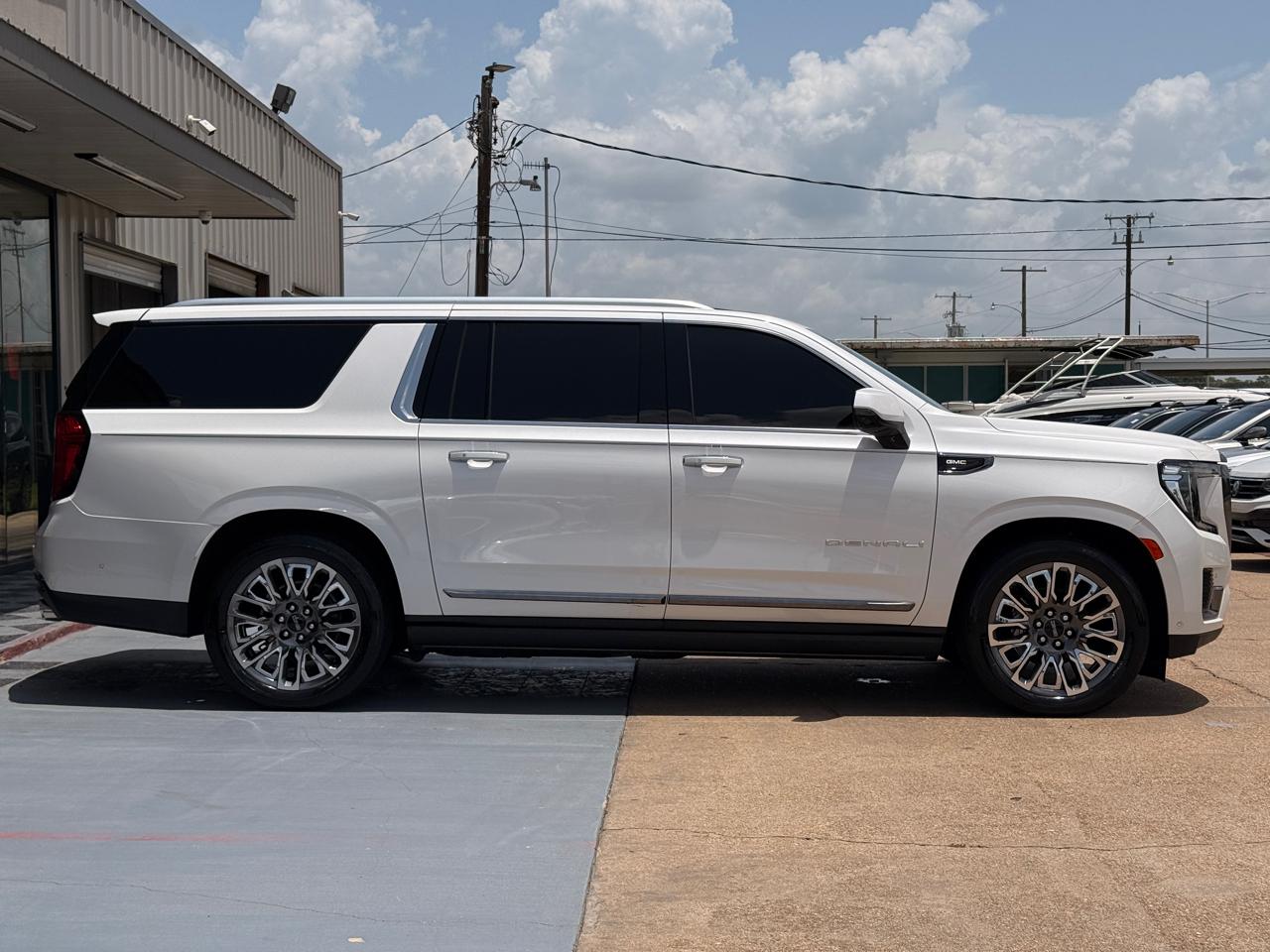 GMC Yukon XL Denali Ultimate 4WD 2024