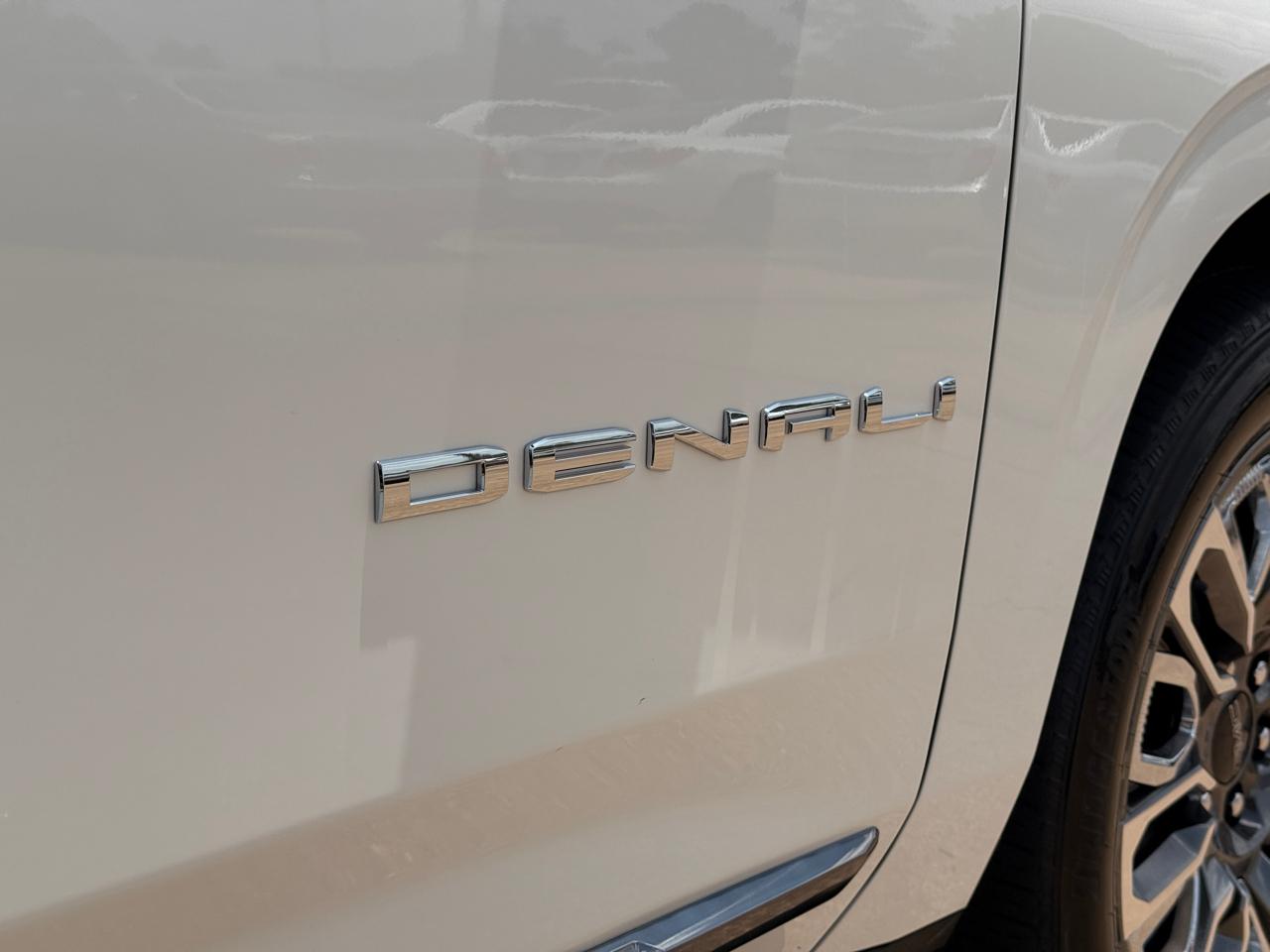 GMC Yukon XL Denali Ultimate 4WD 2024