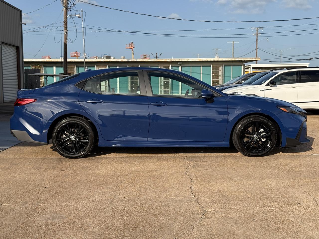 Toyota Camry Hybrid SE 2025