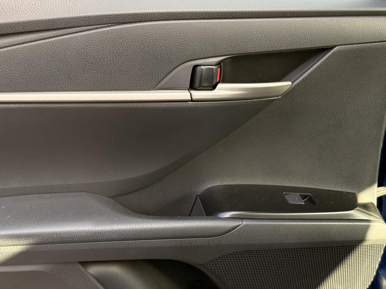 Toyota Camry Hybrid SE 2025