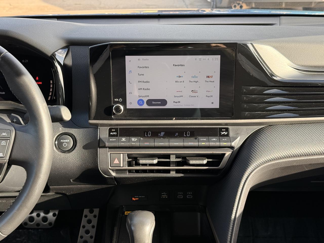 Toyota Camry Hybrid SE 2025