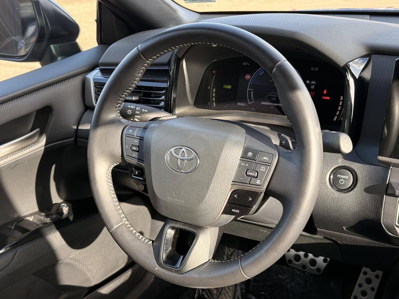 Toyota Camry Hybrid SE 2025