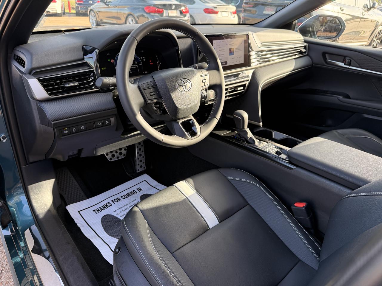 Toyota Camry Hybrid SE 2025