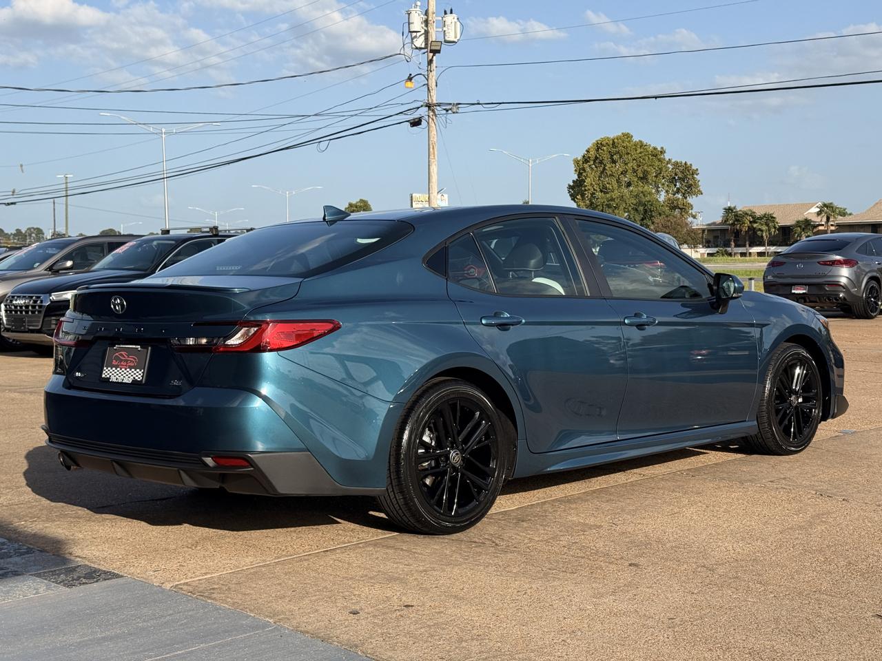 Toyota Camry Hybrid SE 2025