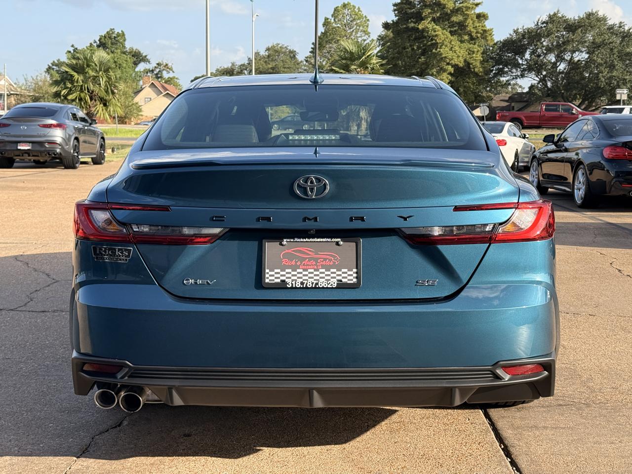Toyota Camry Hybrid SE 2025
