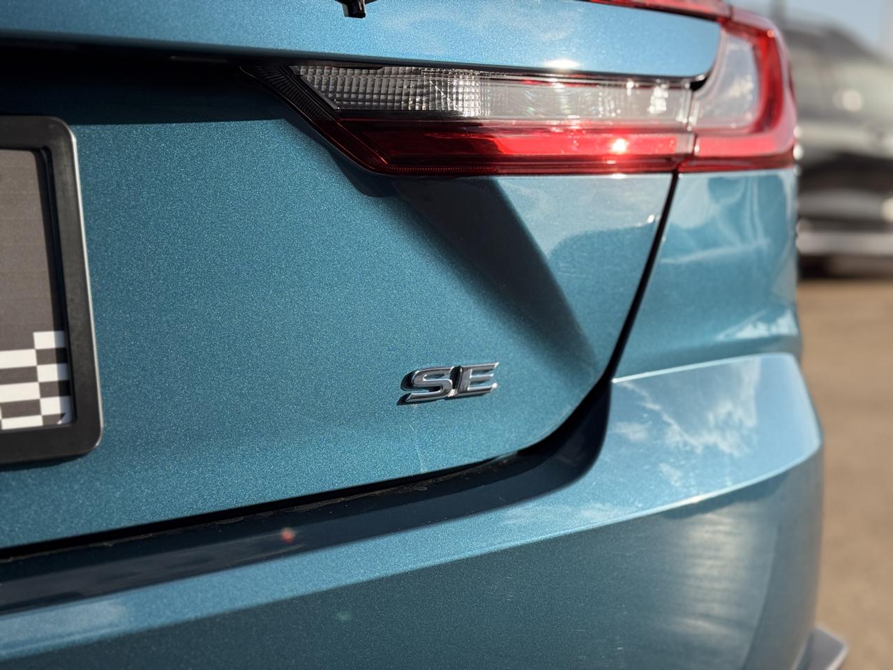 Toyota Camry Hybrid SE 2025