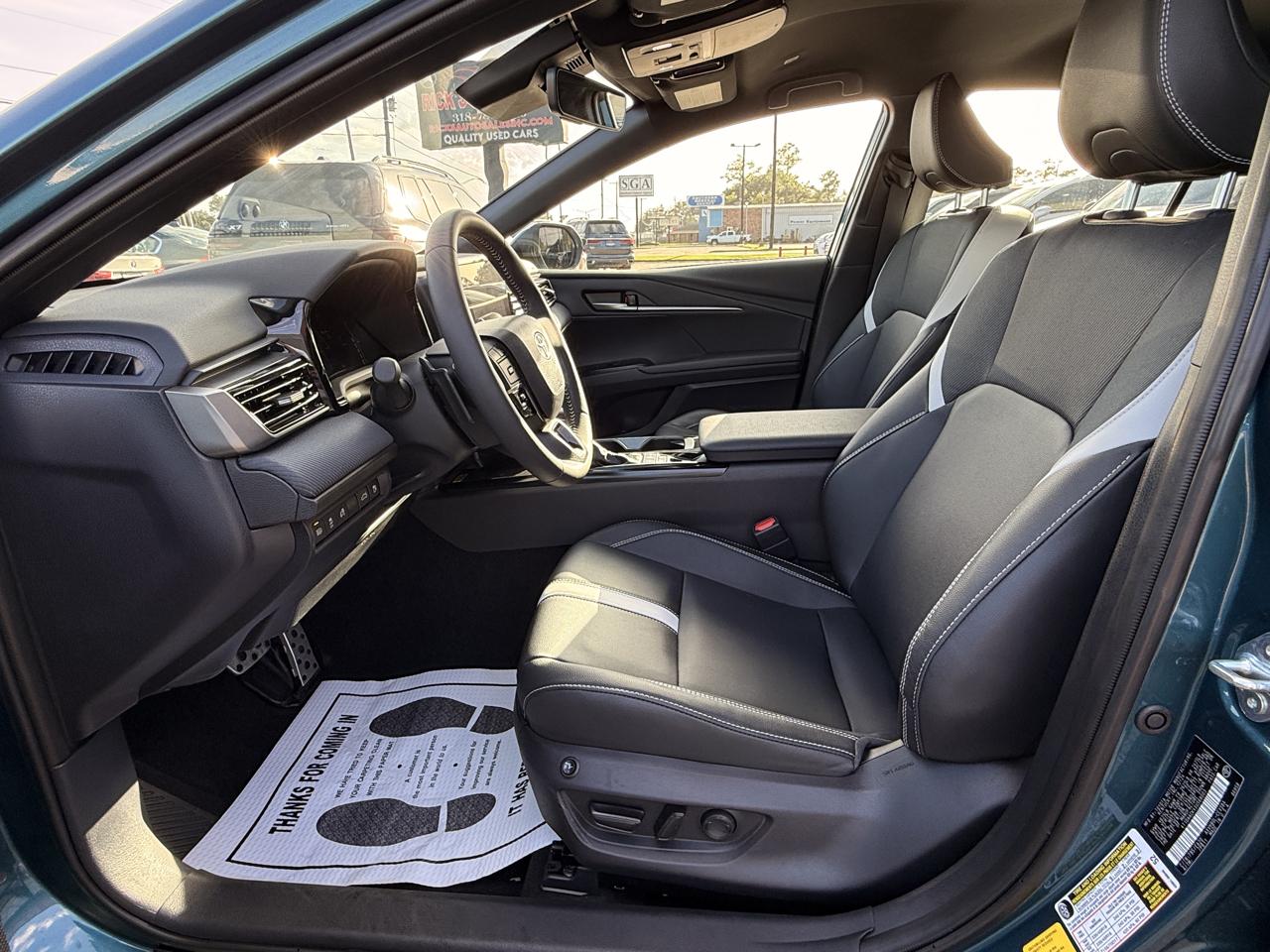 Toyota Camry Hybrid SE 2025