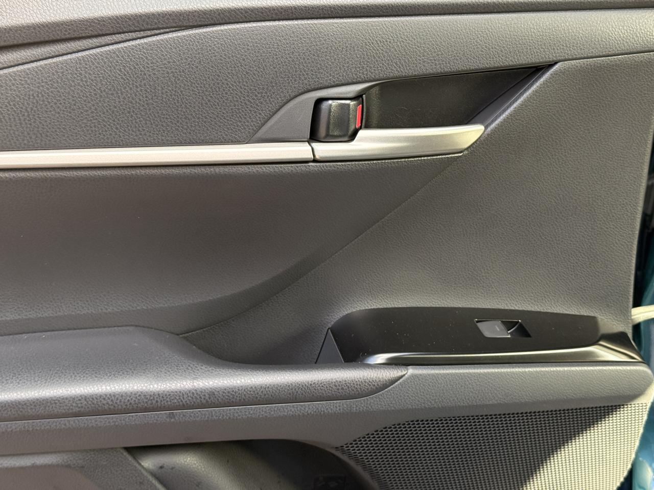 Toyota Camry Hybrid SE 2025