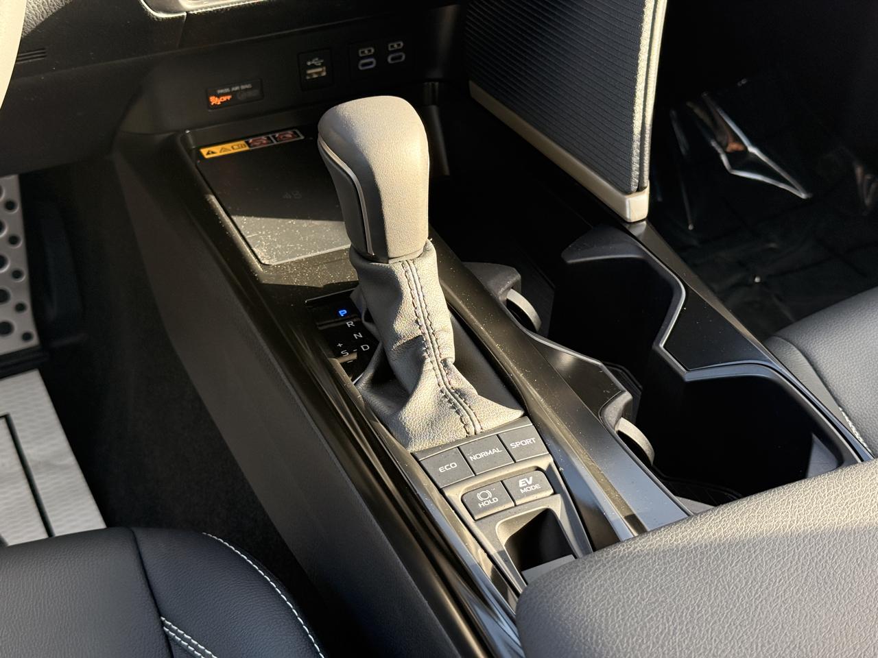 Toyota Camry Hybrid SE 2025
