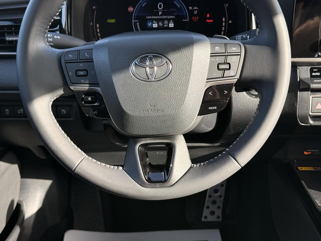 Toyota Camry Hybrid SE 2025