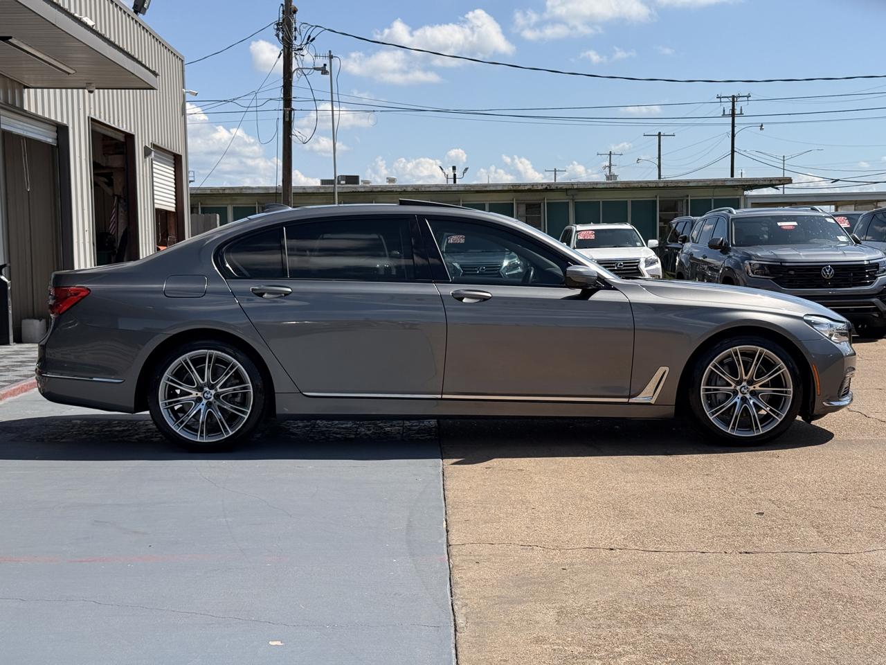 BMW 7-Series 740i 2019
