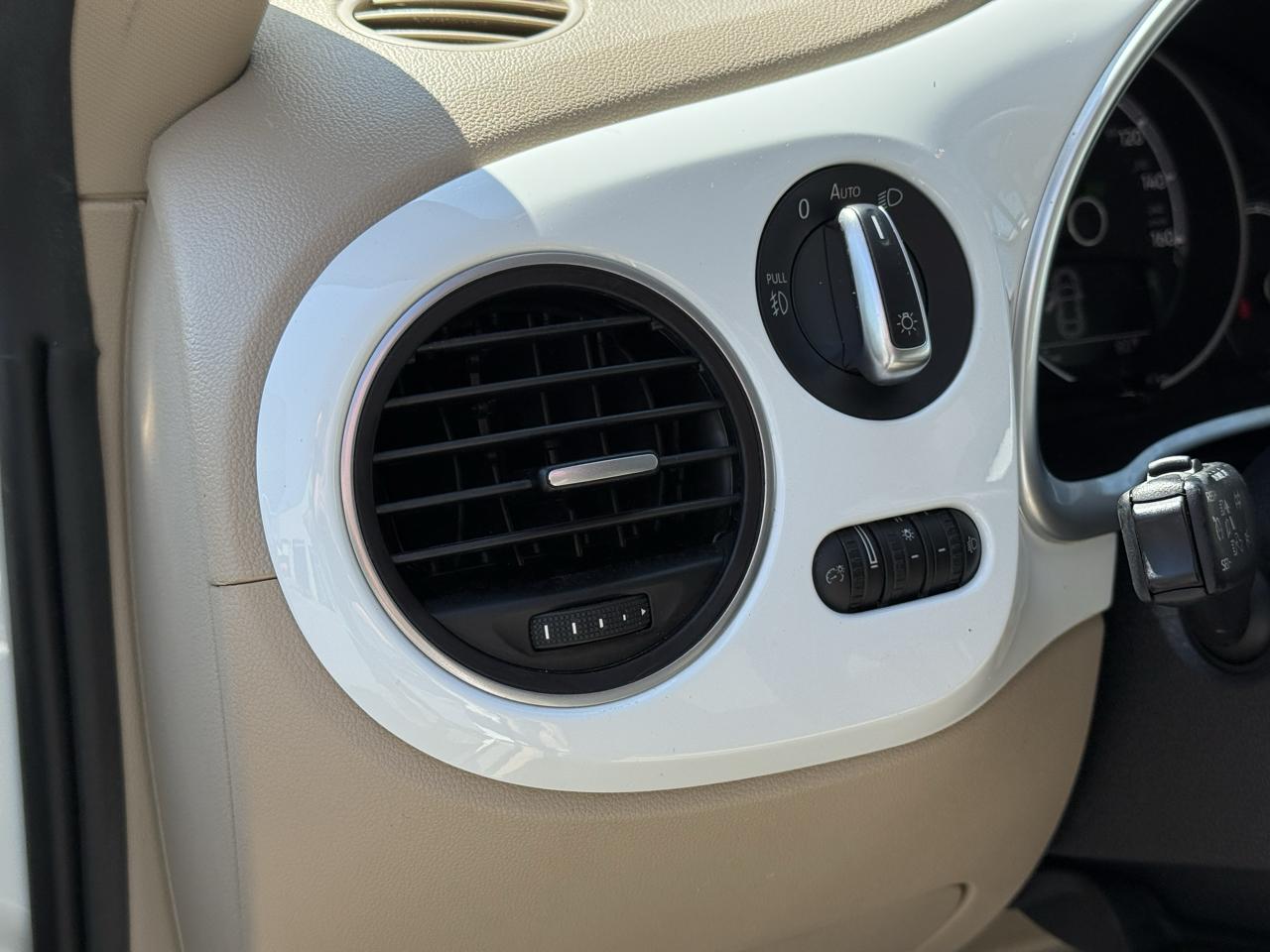 Volkswagen Beetle 2.0T SE 2018