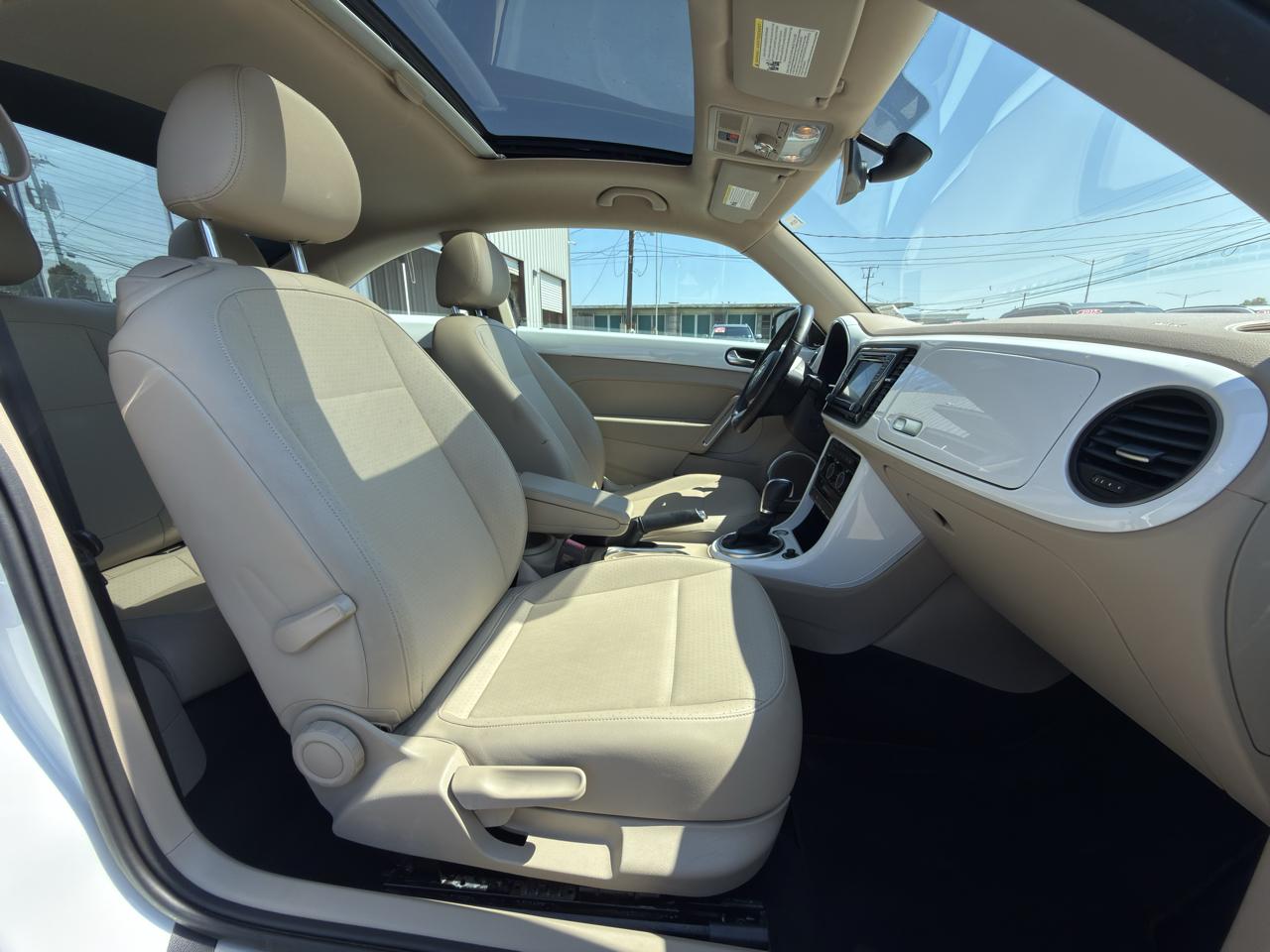 Volkswagen Beetle 2.0T SE 2018