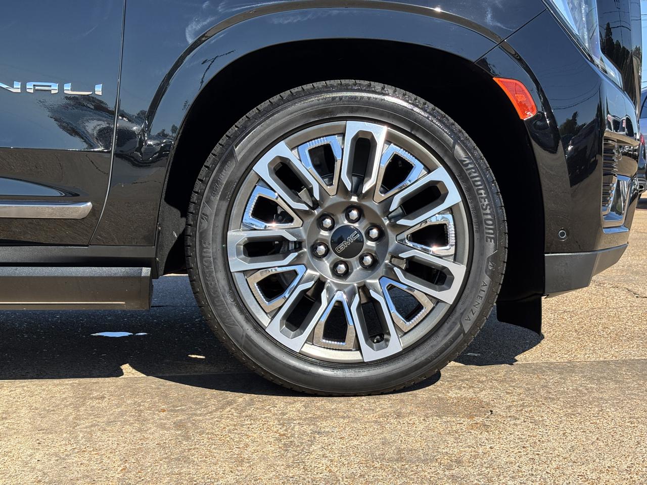 GMC Yukon Denali Ultimate 4WD 2023
