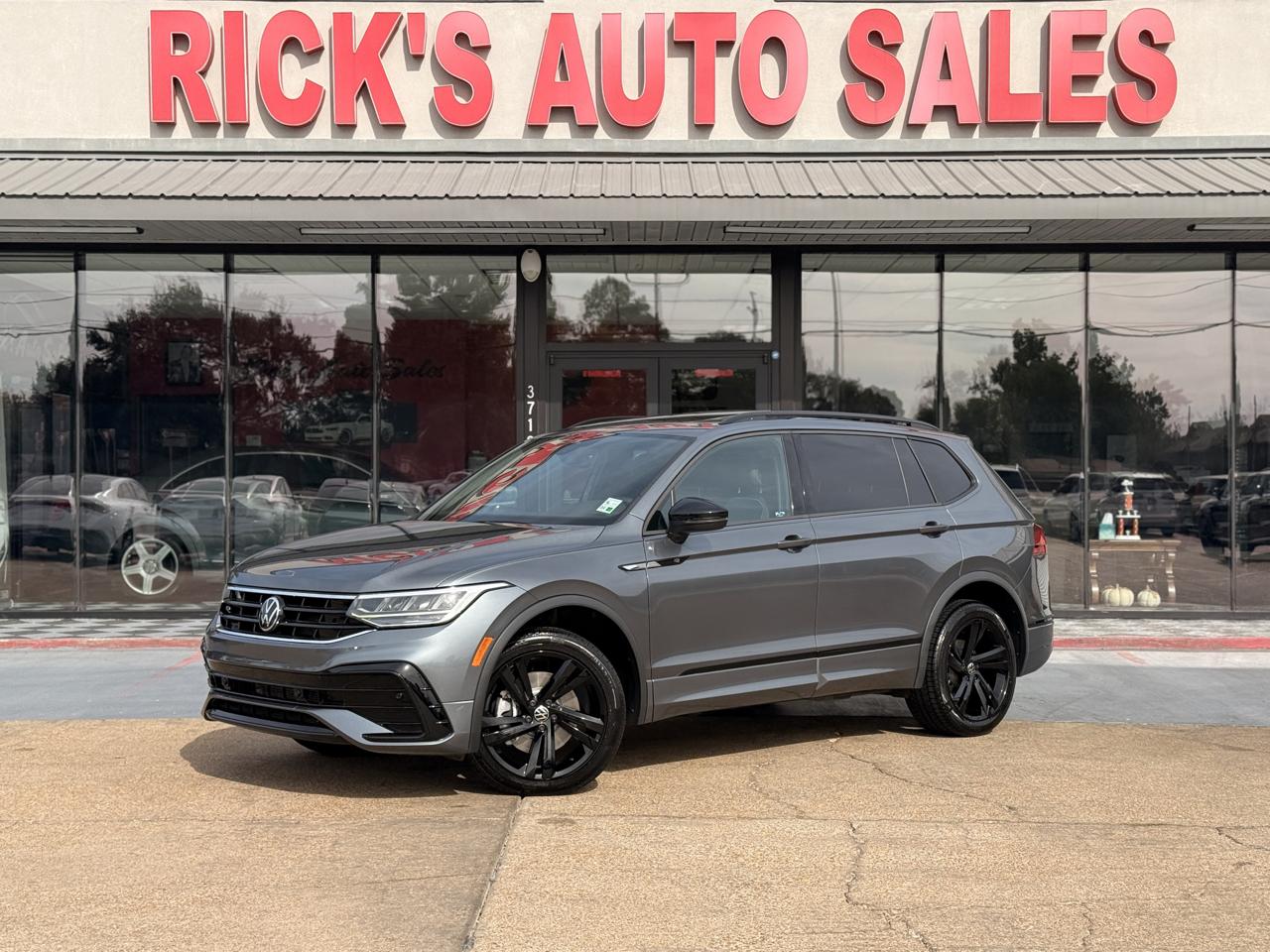 2023 Volkswagen Tiguan SE R-Line Black