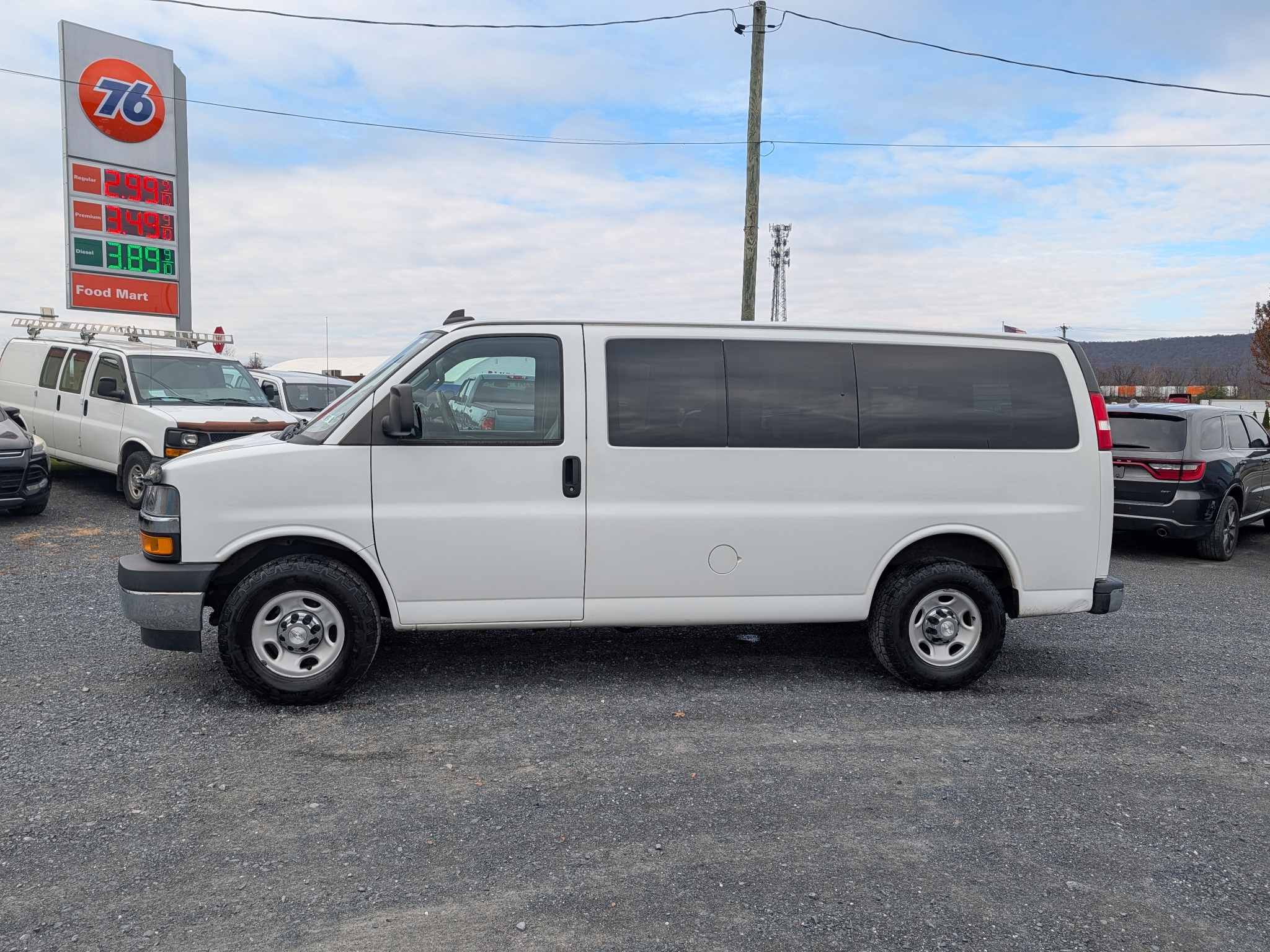 2019 Chevrolet Express Passenger LT's photo