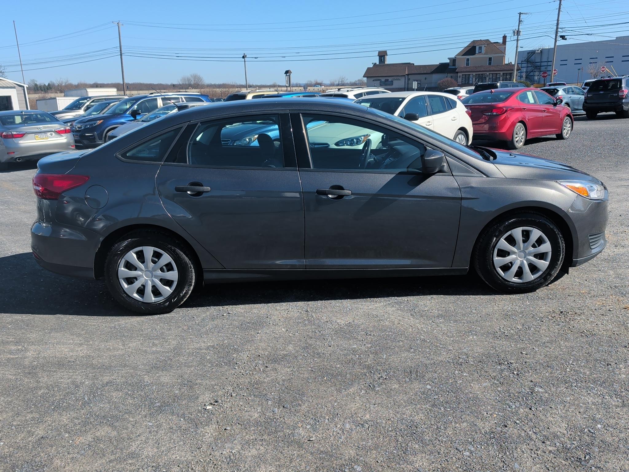 Ford Focus S Sedan 2017