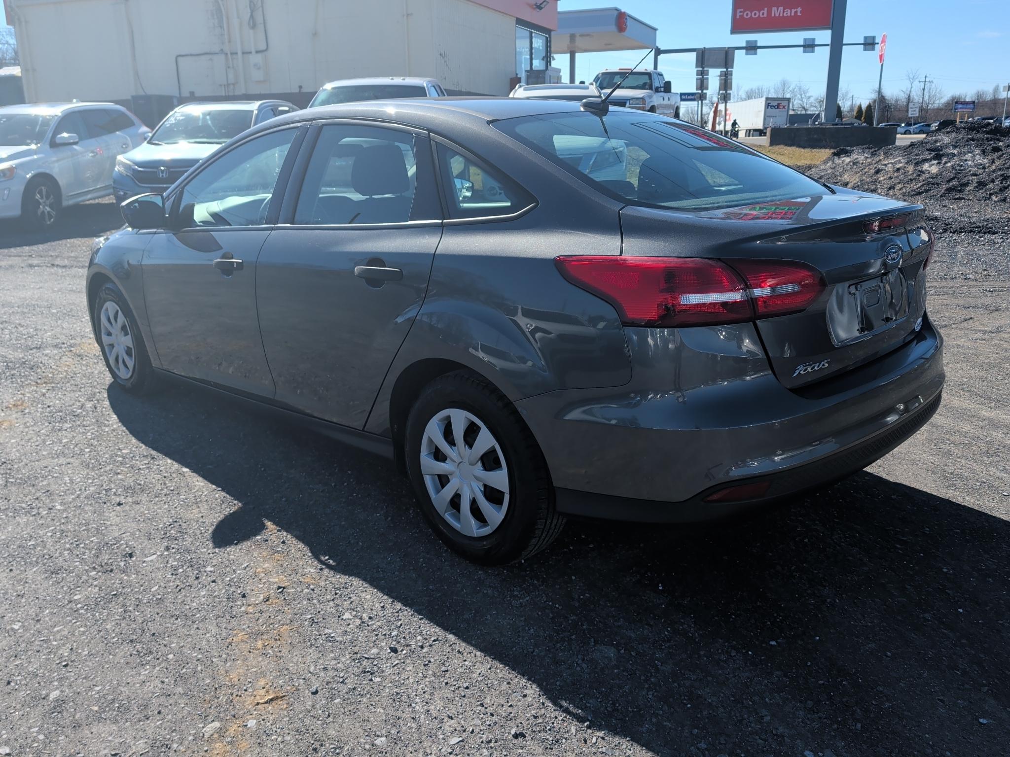 Ford Focus S Sedan 2017