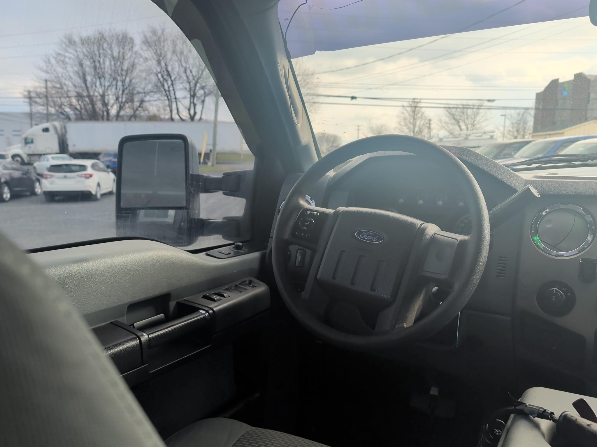 Ford F350 XL Crew Cab SRW 2011
