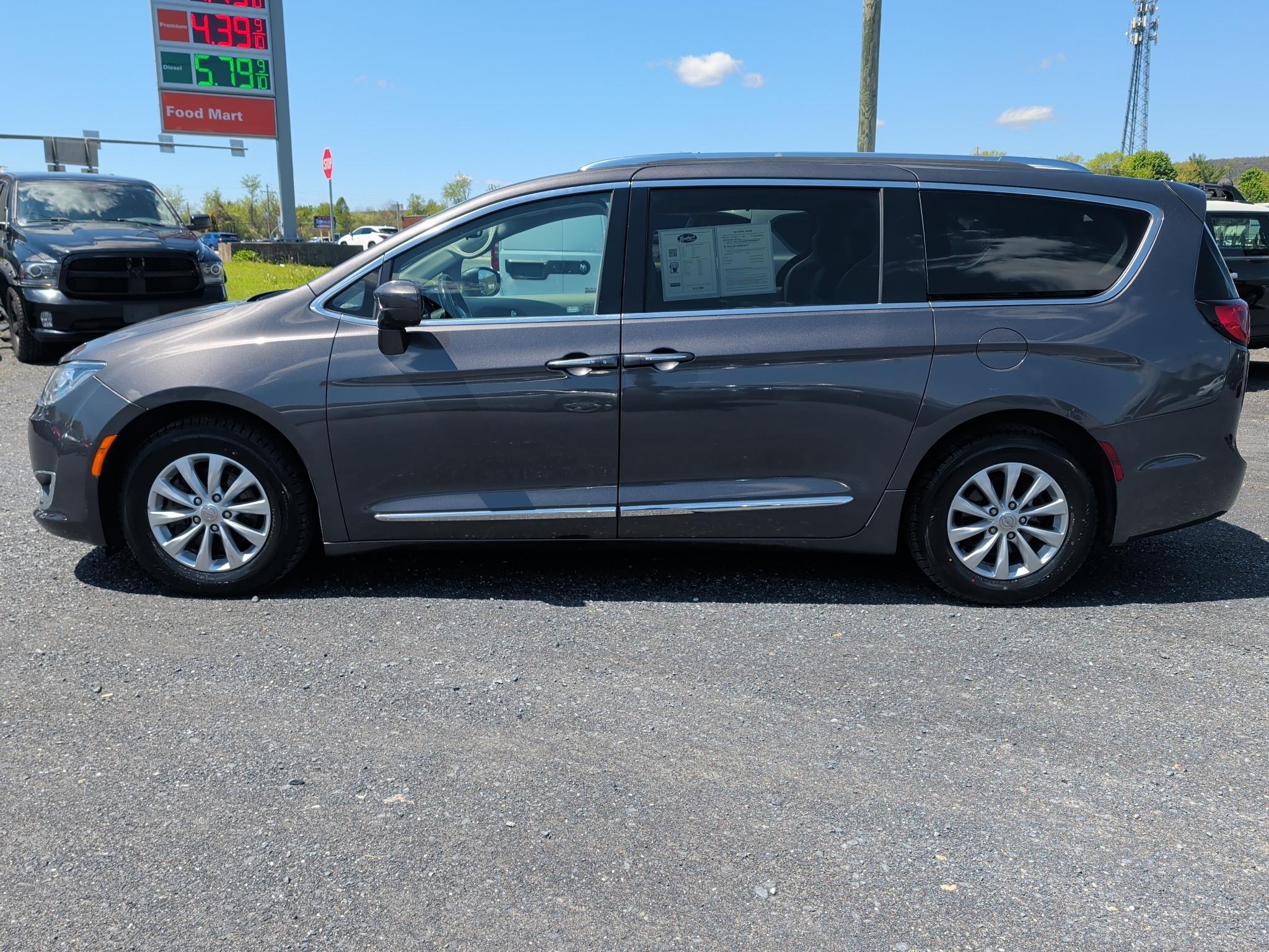 2018 Chrysler Pacifica Touring L's photo