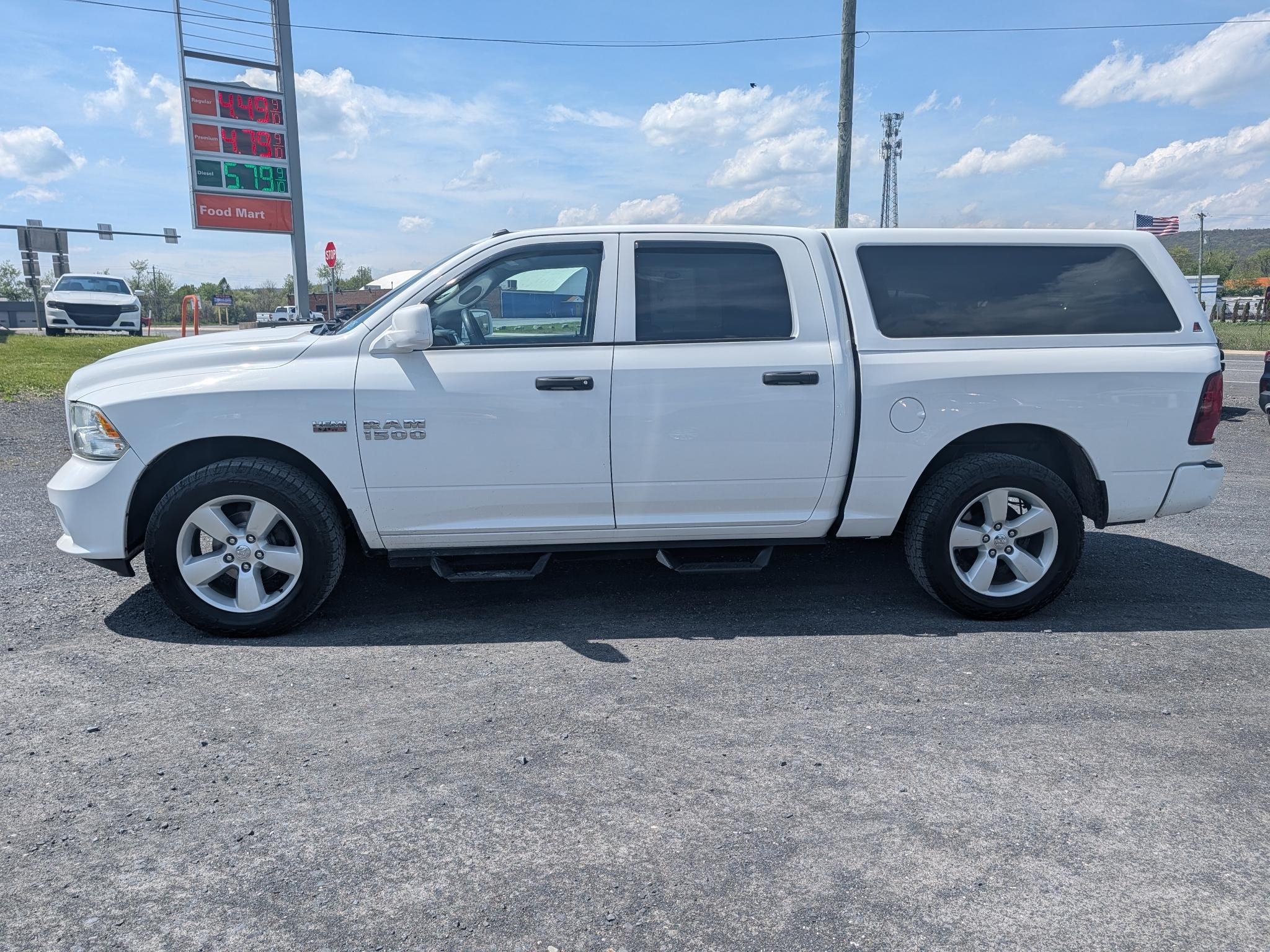 RAM 1500 Express 4x4 Crew Cab 5'7" Box 2015
