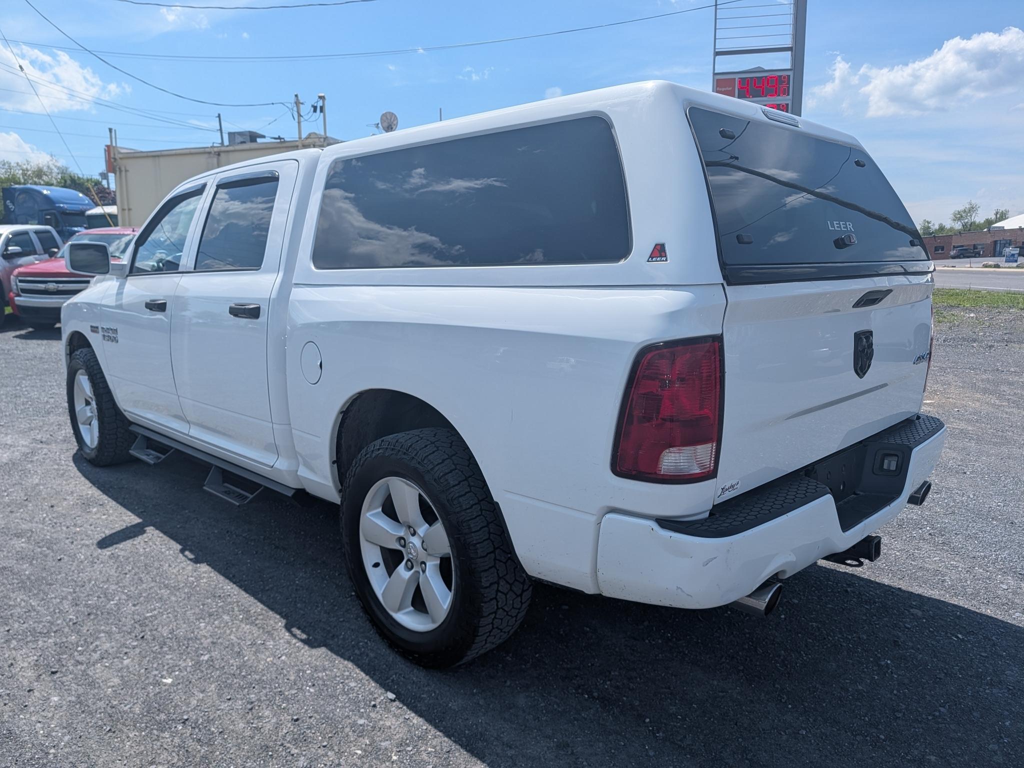 RAM 1500 Express 4x4 Crew Cab 5'7" Box 2015
