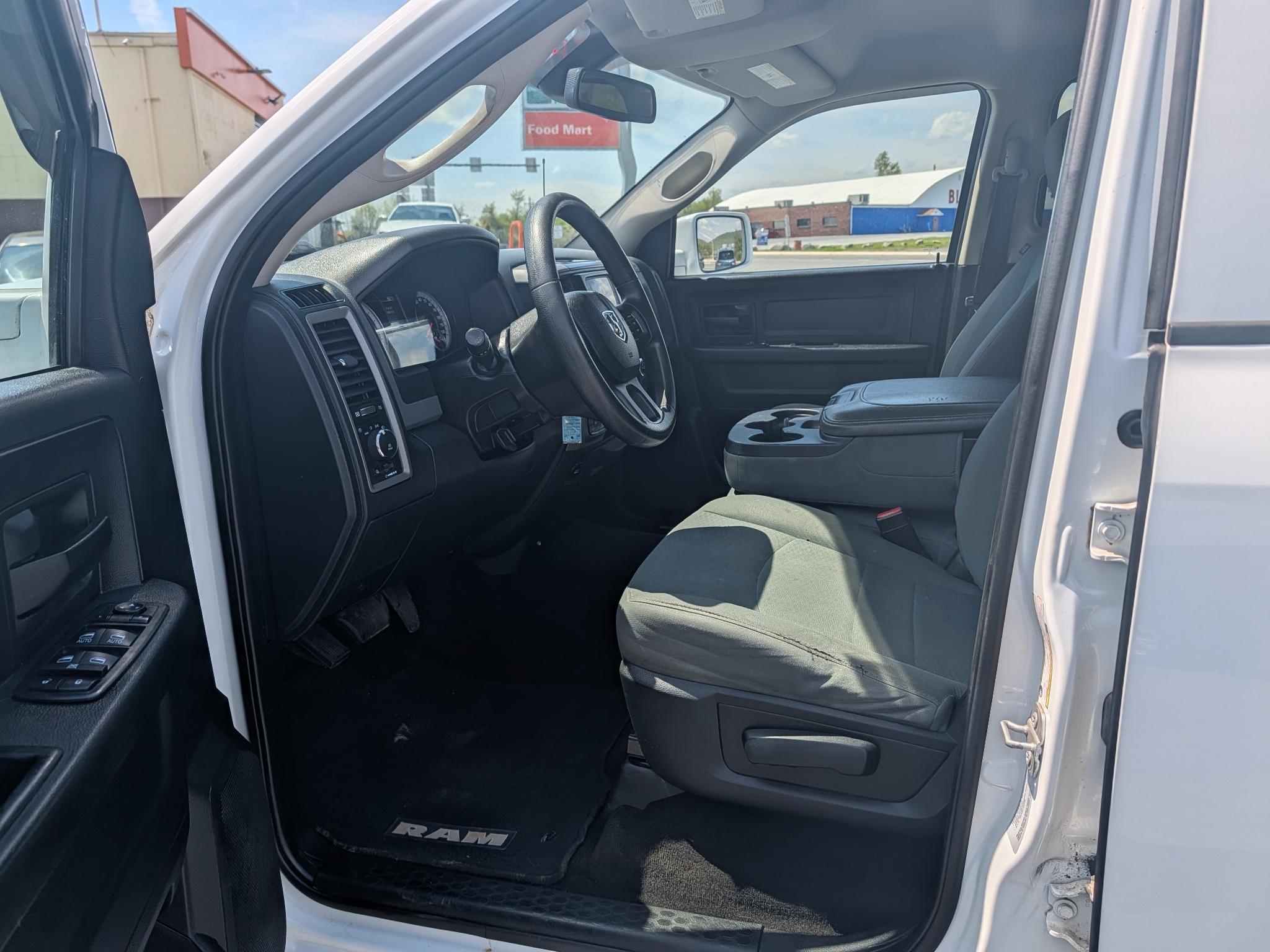 RAM 1500 Express 4x4 Crew Cab 5'7" Box 2015