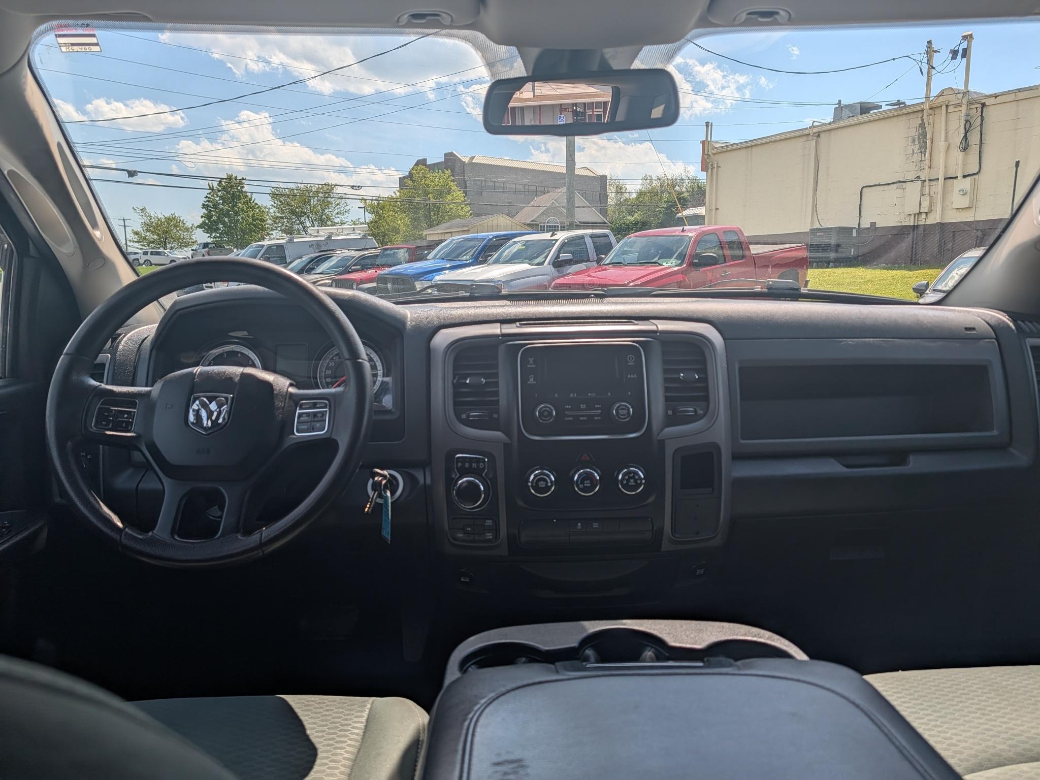 RAM 1500 Express 4x4 Crew Cab 5'7" Box 2015