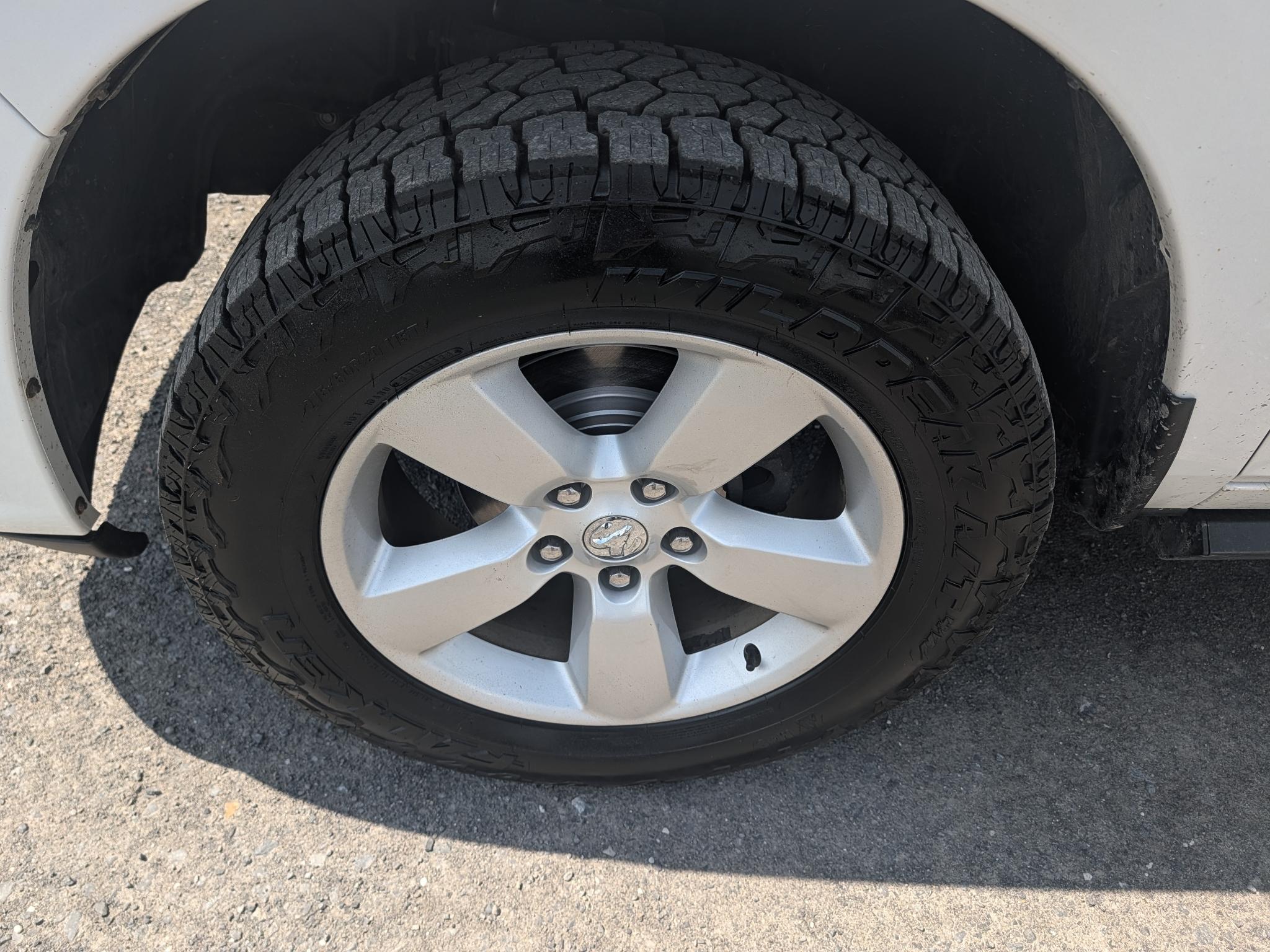 RAM 1500 Express 4x4 Crew Cab 5'7" Box 2015