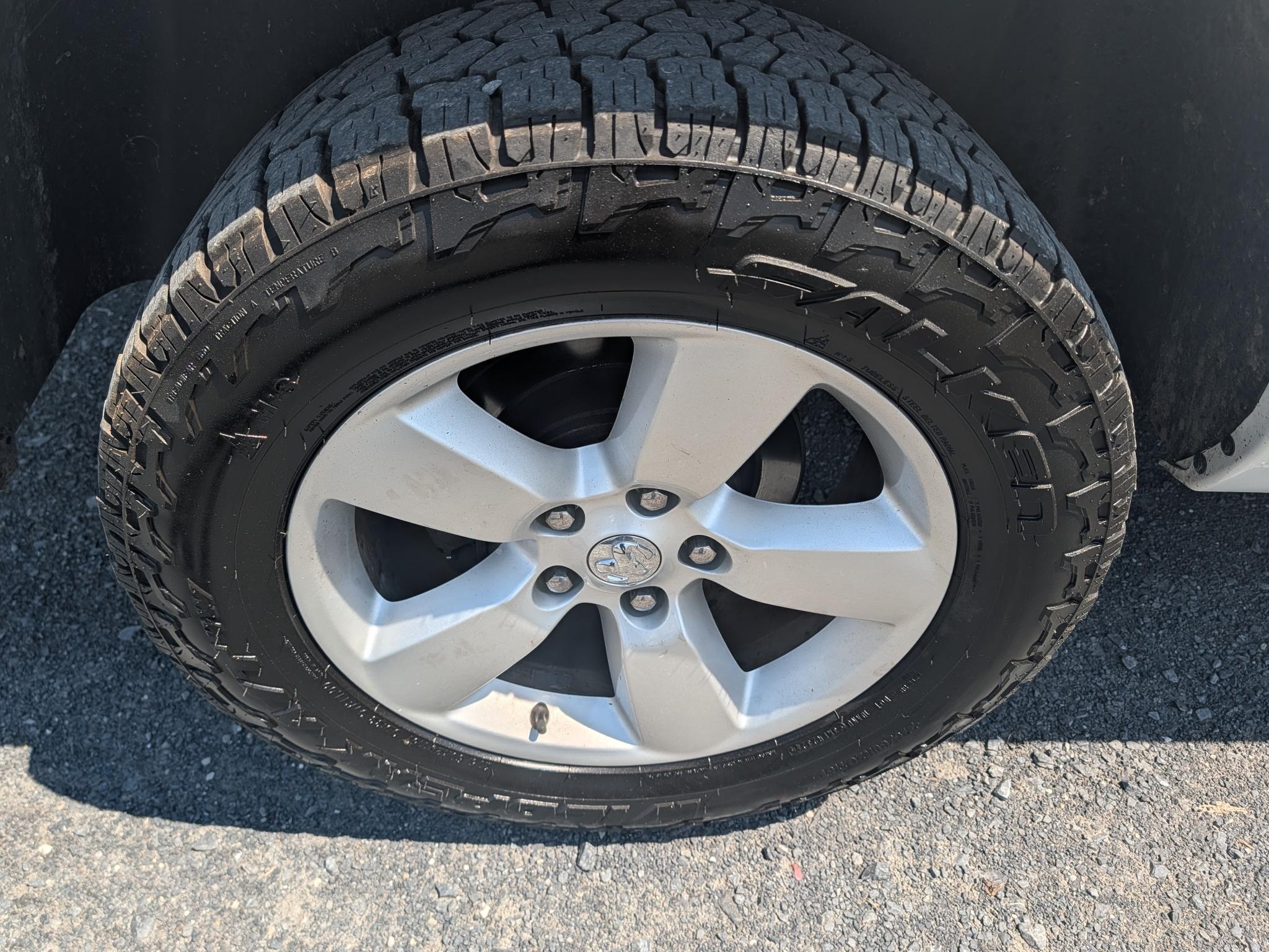 RAM 1500 Express 4x4 Crew Cab 5'7" Box 2015