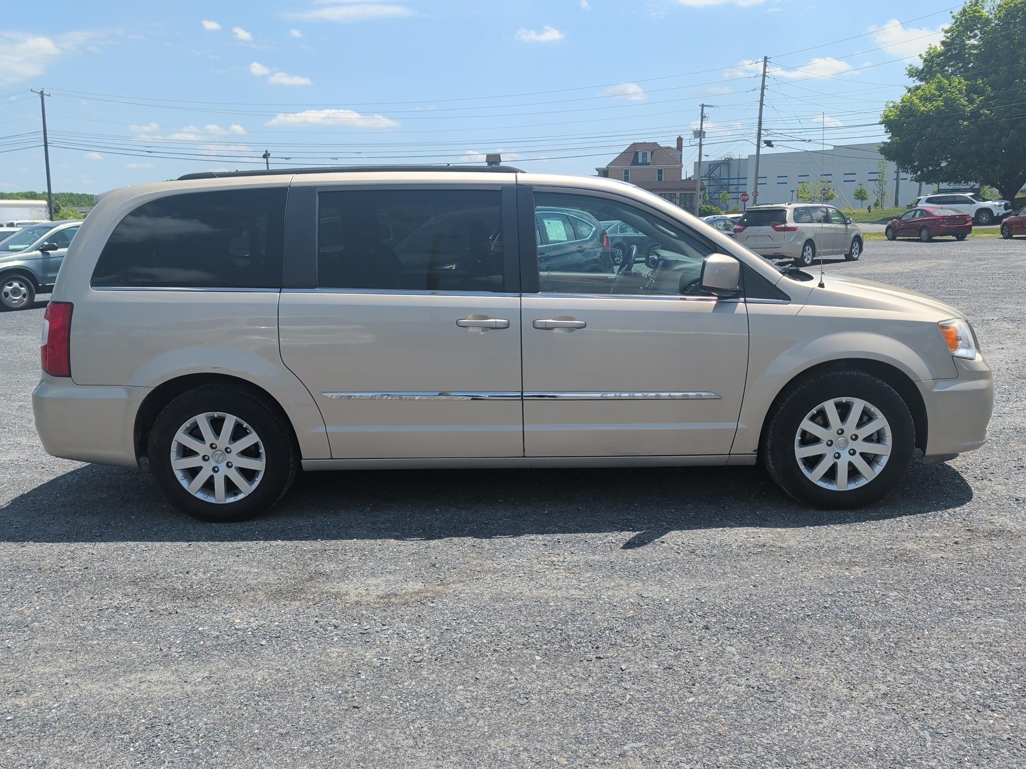 2013 Chrysler Town & Country Touring's photo