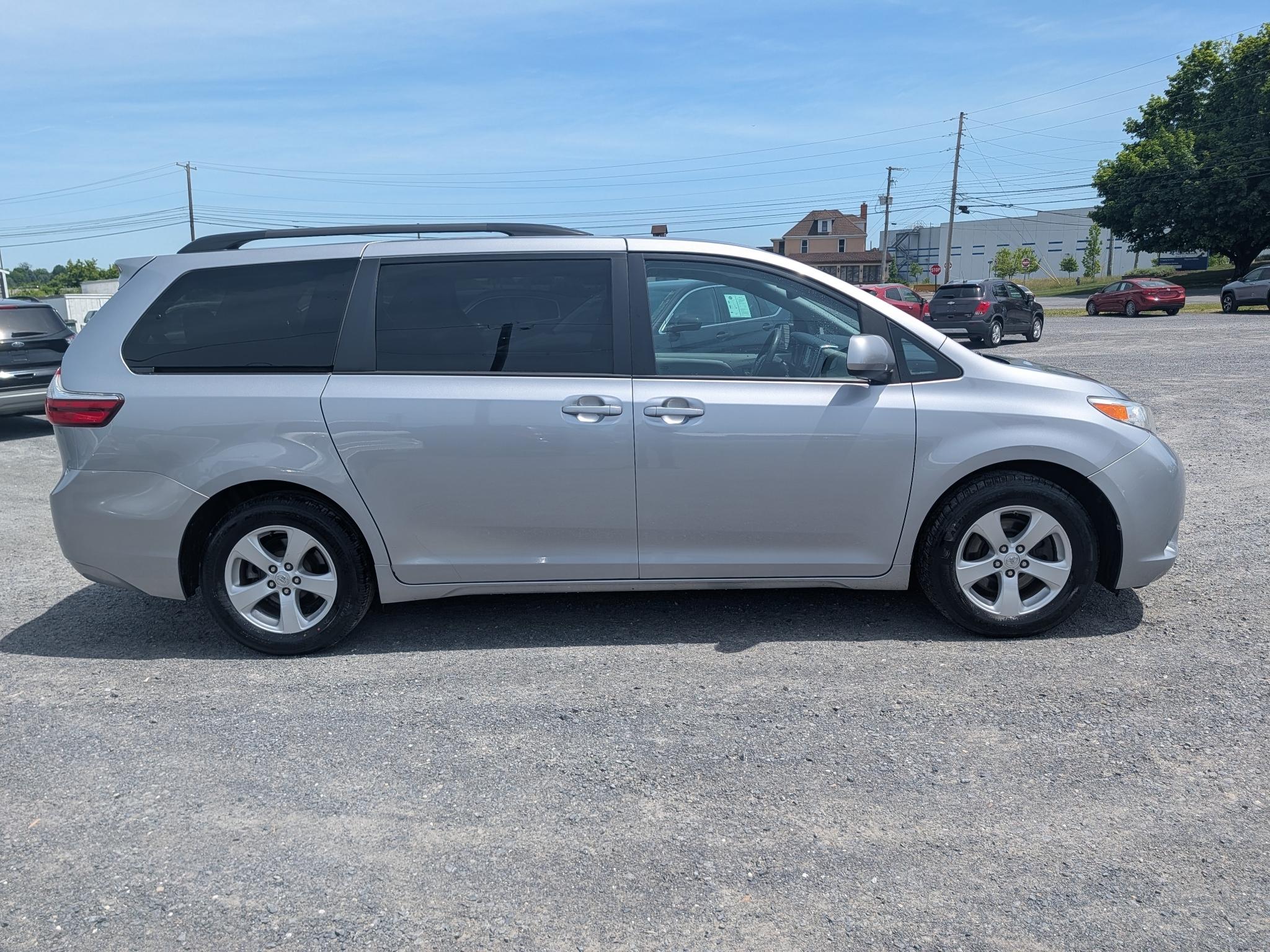 Toyota Sienna LE 8-Passenger 2017