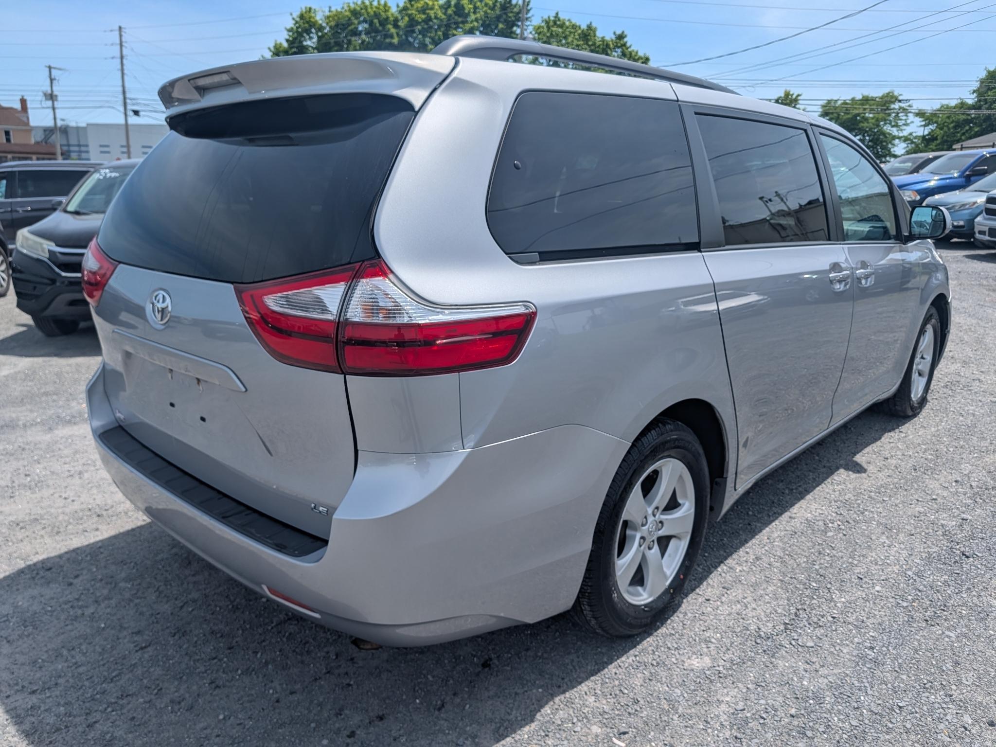 Toyota Sienna LE 8-Passenger 2017