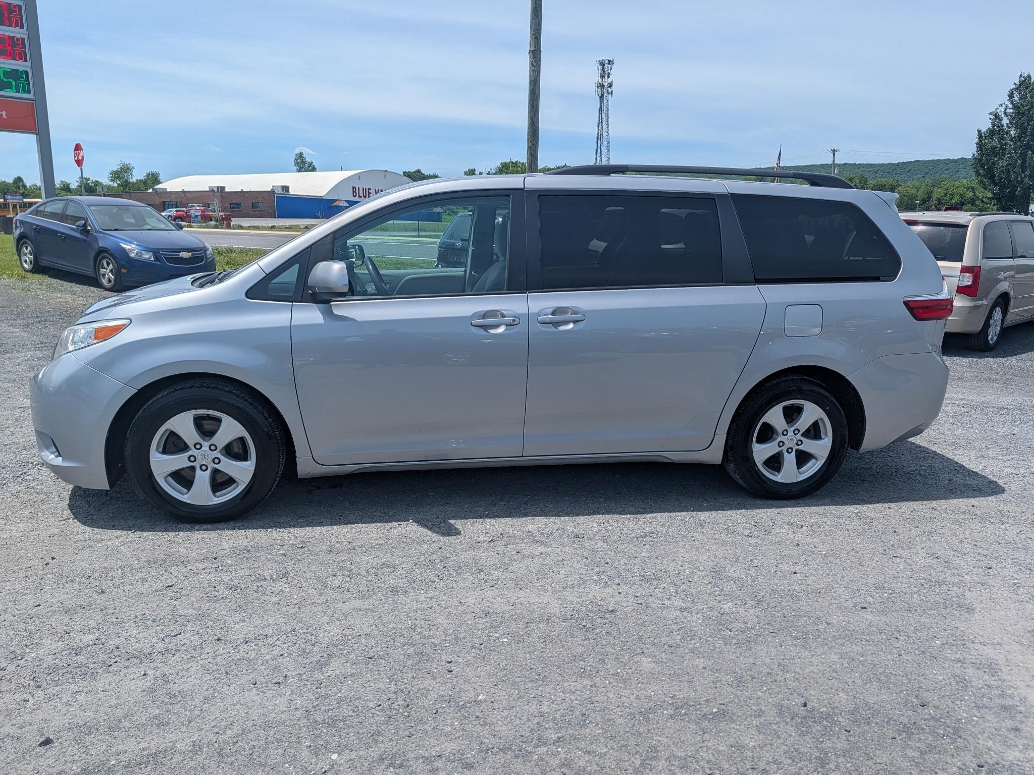 Toyota Sienna LE 8-Passenger 2017
